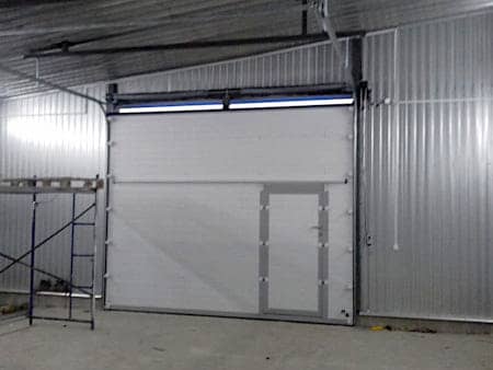 Подъемные ворота с калиткой для гаража в Оренбурге